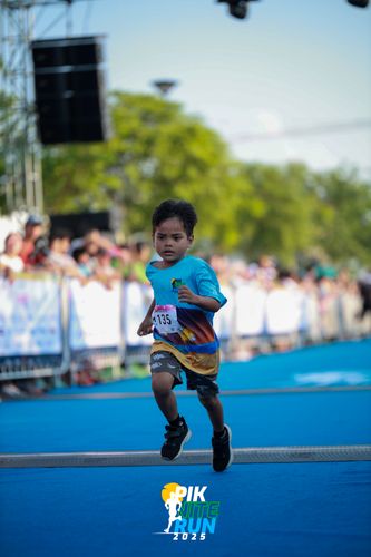 Race photo from PIK NITE RUN 2025