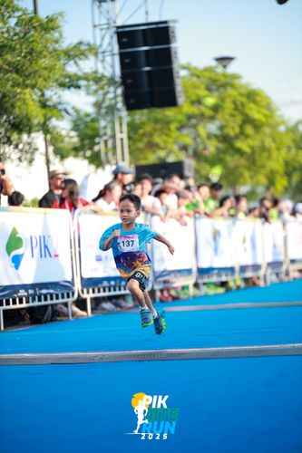 Race photo from PIK NITE RUN 2025