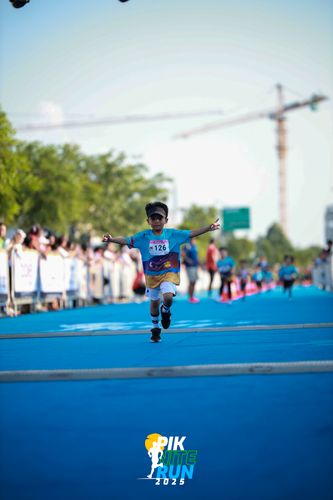 Race photo from PIK NITE RUN 2025