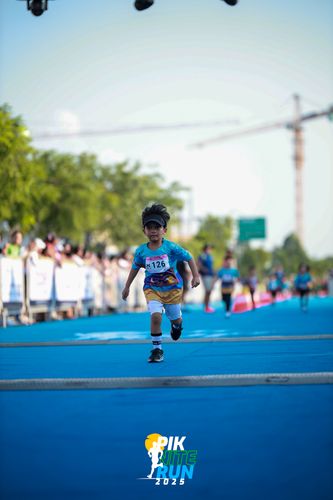 Race photo from PIK NITE RUN 2025