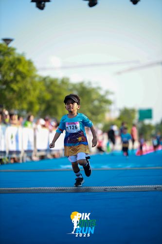 Race photo from PIK NITE RUN 2025