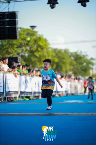 Race photo from PIK NITE RUN 2025