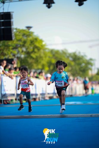 Race photo from PIK NITE RUN 2025