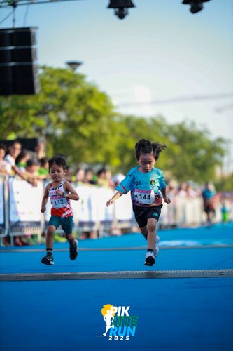 Race photo from PIK NITE RUN 2025