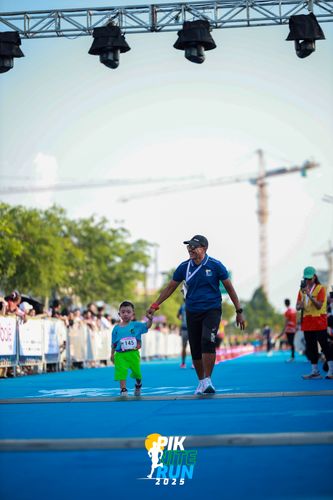 Race photo from PIK NITE RUN 2025