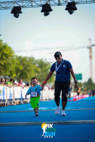 Race photo from PIK NITE RUN 2025