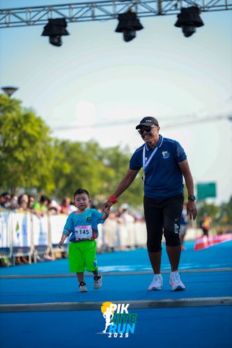 Race photo from PIK NITE RUN 2025