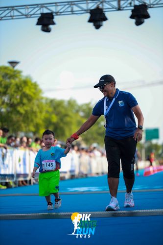 Race photo from PIK NITE RUN 2025