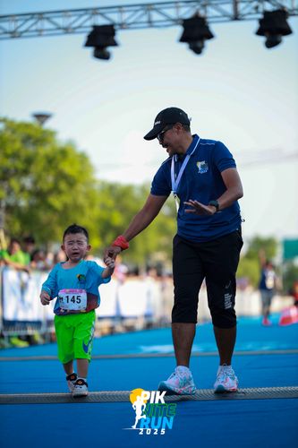 Race photo from PIK NITE RUN 2025