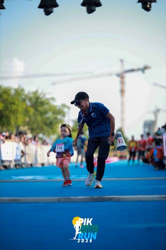 Race photo from PIK NITE RUN 2025