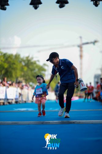 Race photo from PIK NITE RUN 2025
