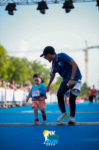 Race photo from PIK NITE RUN 2025
