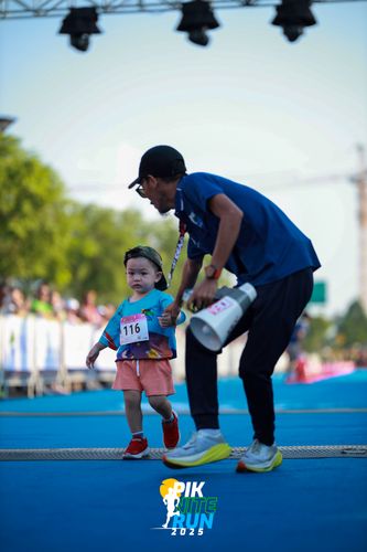 Race photo from PIK NITE RUN 2025