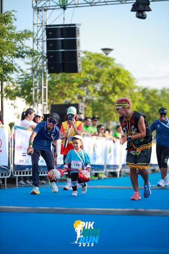 Race photo from PIK NITE RUN 2025