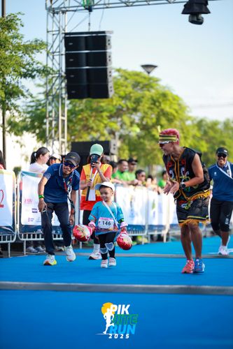 Race photo from PIK NITE RUN 2025