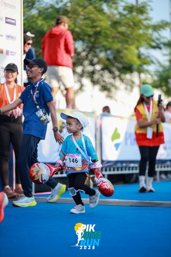 Race photo from PIK NITE RUN 2025