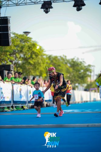 Race photo from PIK NITE RUN 2025