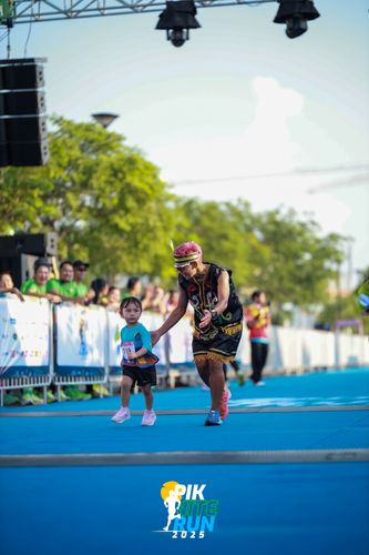 Race photo from PIK NITE RUN 2025