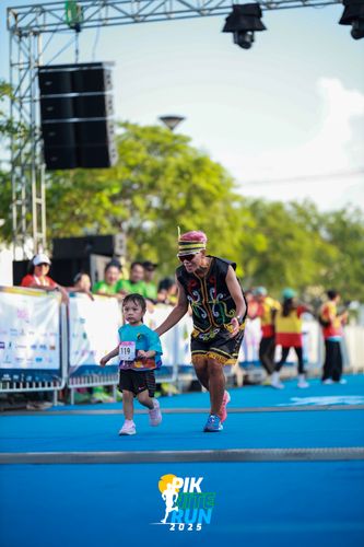 Race photo from PIK NITE RUN 2025