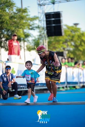 Race photo from PIK NITE RUN 2025