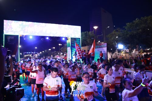 Race photo from PIK NITE RUN 2025