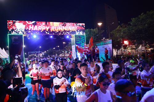 Race photo from PIK NITE RUN 2025