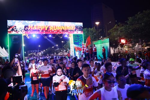 Race photo from PIK NITE RUN 2025
