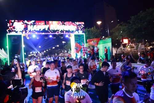 Race photo from PIK NITE RUN 2025