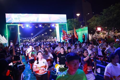 Race photo from PIK NITE RUN 2025