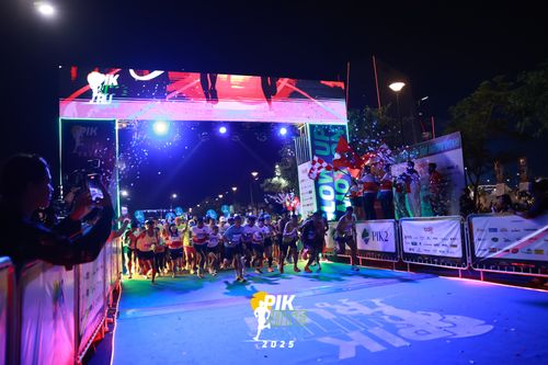Race photo from PIK NITE RUN 2025