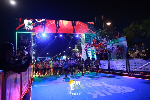 Race photo from PIK NITE RUN 2025