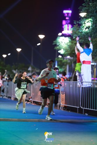 Race photo from PIK NITE RUN 2025