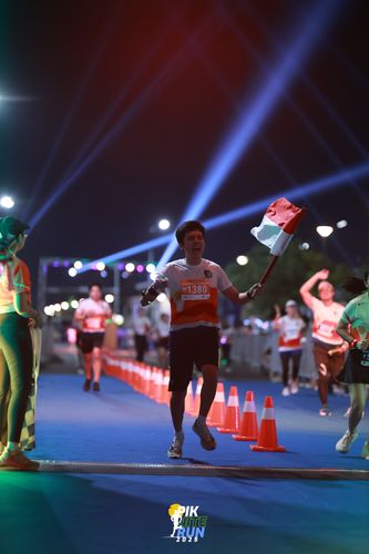 Race photo from PIK NITE RUN 2025