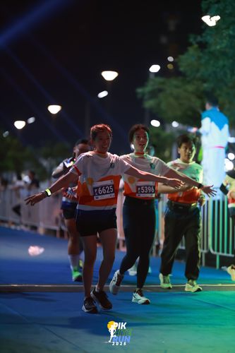Race photo from PIK NITE RUN 2025