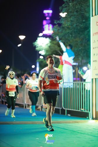 Race photo from PIK NITE RUN 2025