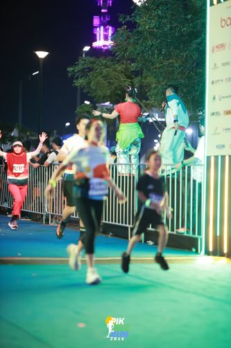 Race photo from PIK NITE RUN 2025