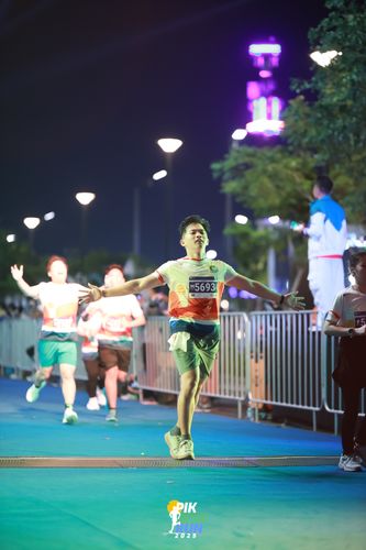 Race photo from PIK NITE RUN 2025