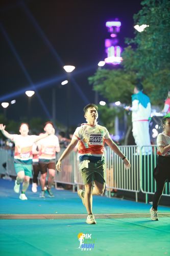 Race photo from PIK NITE RUN 2025