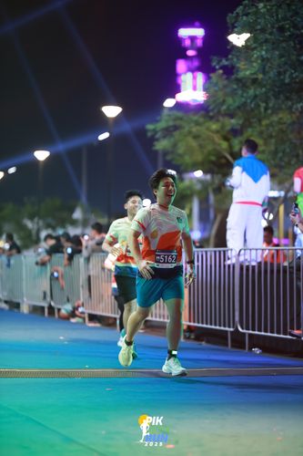 Race photo from PIK NITE RUN 2025