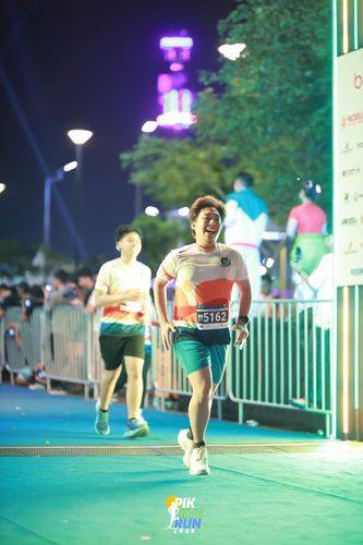 Race photo from PIK NITE RUN 2025