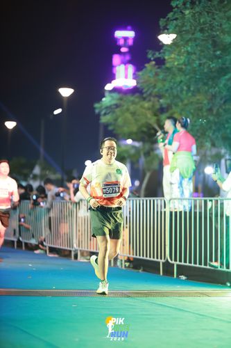 Race photo from PIK NITE RUN 2025