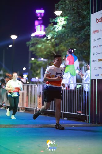 Race photo from PIK NITE RUN 2025