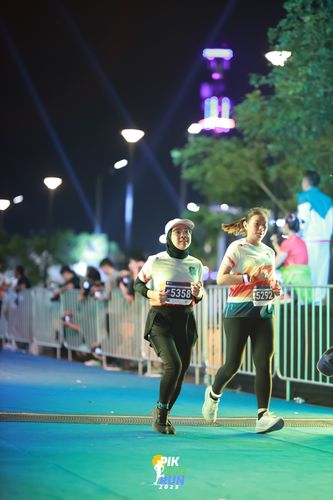 Race photo from PIK NITE RUN 2025