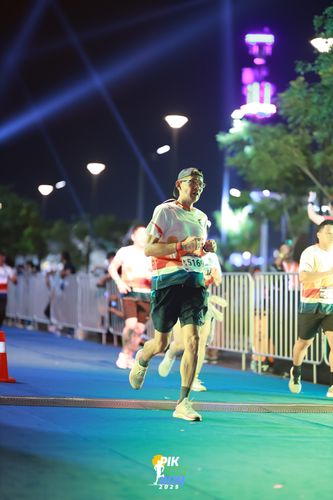 Race photo from PIK NITE RUN 2025