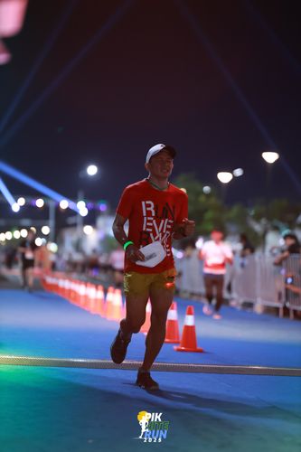 Race photo from PIK NITE RUN 2025
