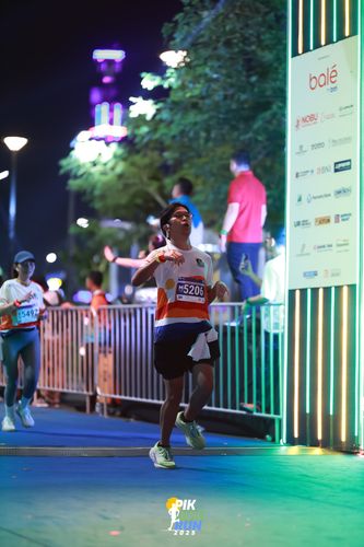 Race photo from PIK NITE RUN 2025