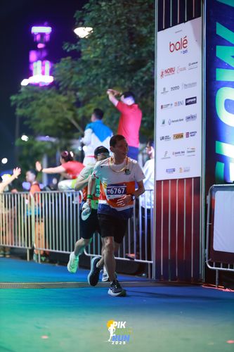 Race photo from PIK NITE RUN 2025