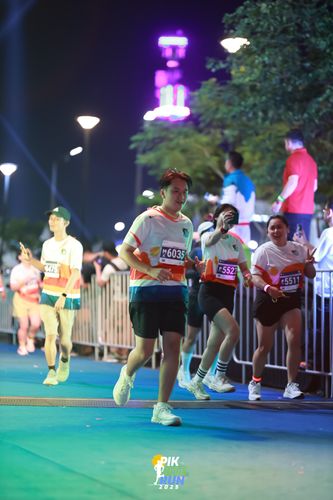 Race photo from PIK NITE RUN 2025