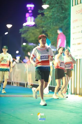 Race photo from PIK NITE RUN 2025