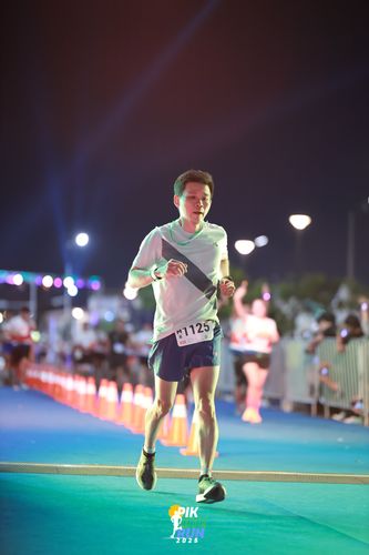 Race photo from PIK NITE RUN 2025